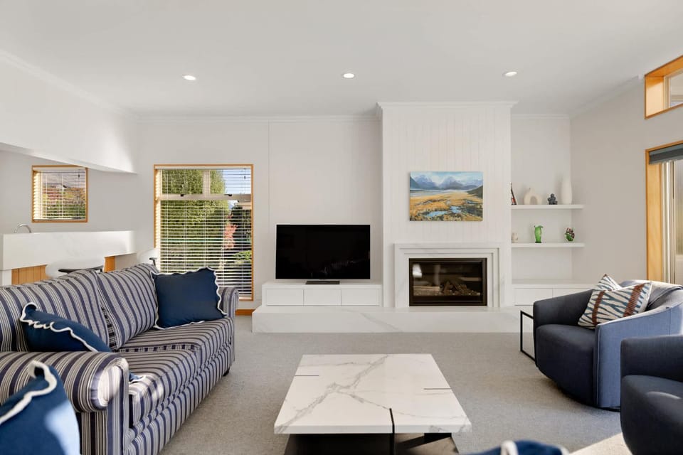 Kelvin Heights Retreat Lake Views BBQ Fireplace House in Queenstown