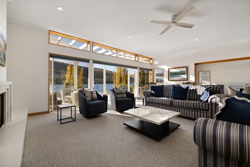 Kelvin Heights Retreat Lake Views BBQ Fireplace House in Queenstown