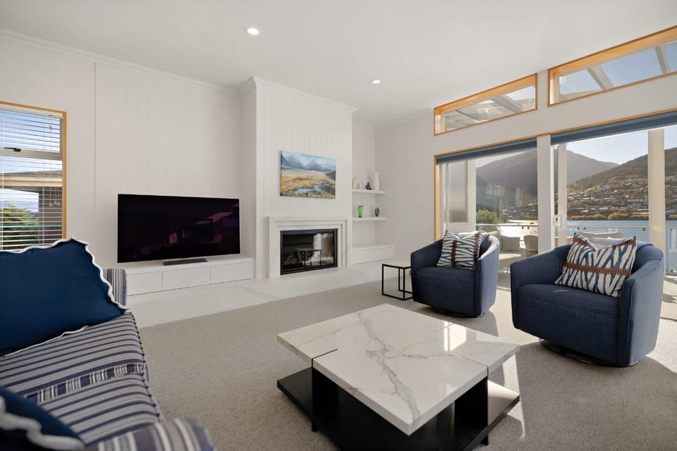 Kelvin Heights Retreat Lake Views BBQ Fireplace House in Queenstown