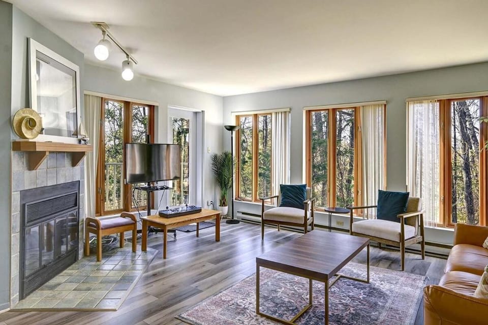 Property building, Communal lounge/ TV room, TV and multimedia, Living room, Seating area, Breakfast, internet