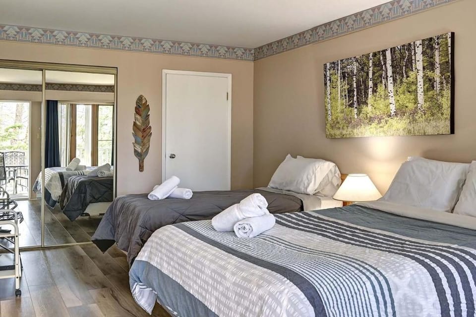Bed, Living room, Photo of the whole room, Seating area, Bedroom, towels