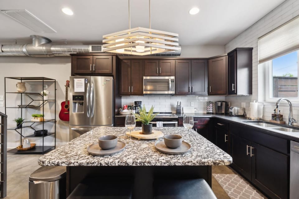 Spacious 3-Story Townhome w Rooftop & City Views House in East Nashville