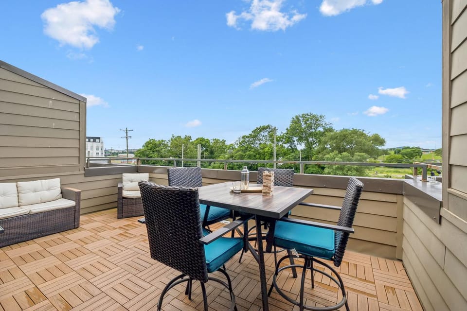 Spacious 3-Story Townhome w Rooftop & City Views House in East Nashville
