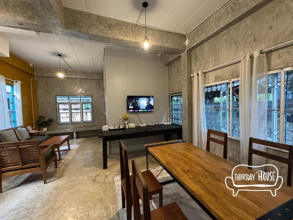 Communal lounge/ TV room, TV and multimedia, Living room, Seating area, Dining area, Evening entertainment