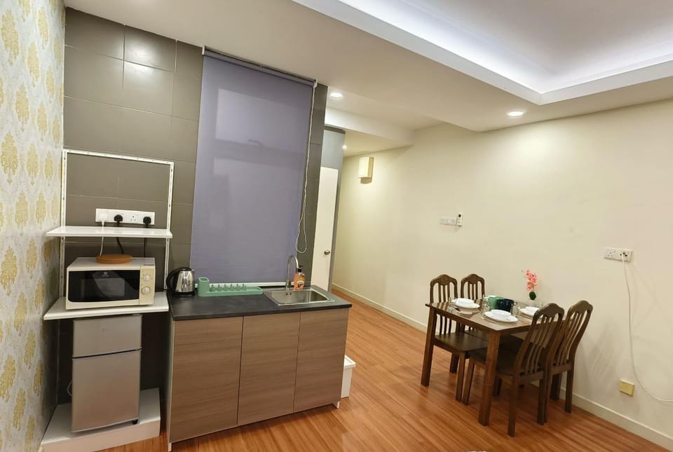 Kitchen or kitchenette, minibar, oven, stove
