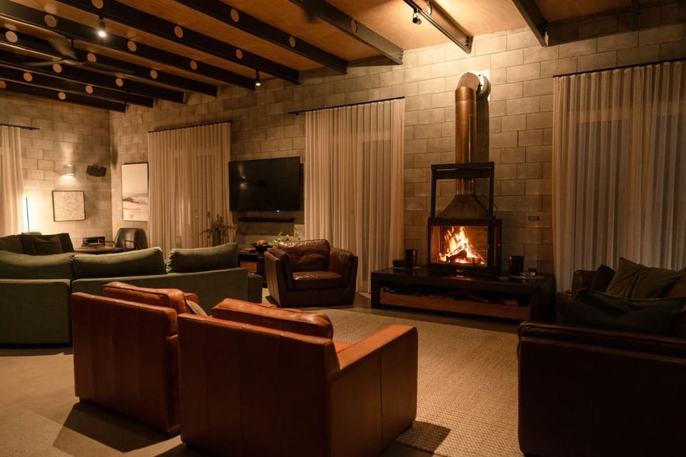 Pepper Paddocks - Warehouse meets Farm Winter Special - stay 2 or more nights and get an extra night for Free ! Available May 2026 - August 2026 House in Melbourne