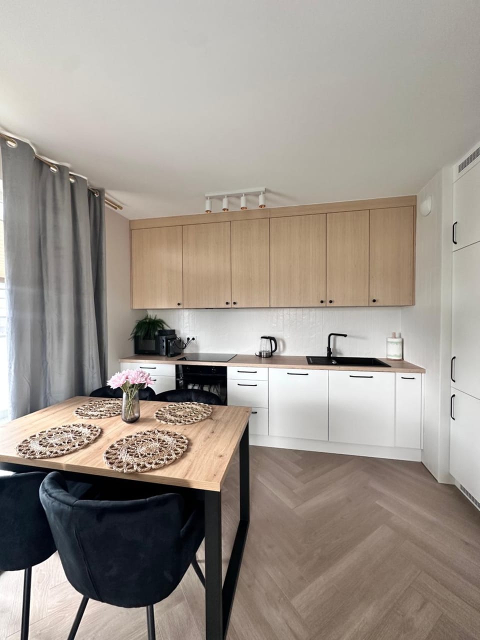 Kitchen or kitchenette, Dining area
