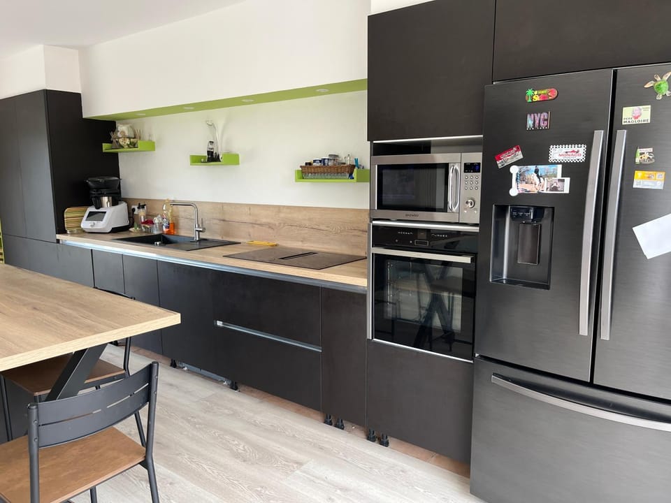 Coffee/tea facilities, Kitchen or kitchenette, Dining area, oven, stove