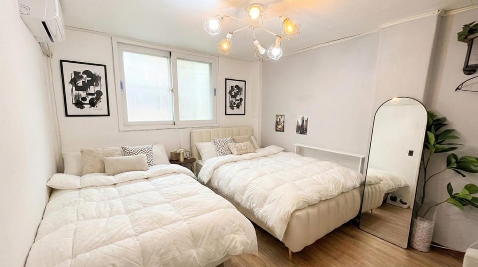 Chillpop stay, Sinchon station, 1F, 4ppl, 2BR, Hongdae, Private Apartment in Seoul