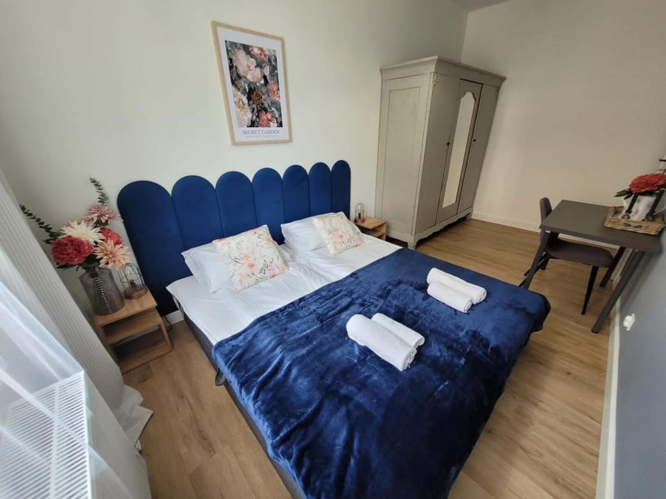 Bed, Living room, Photo of the whole room, Seating area, Bedroom, towels, wardrobe
