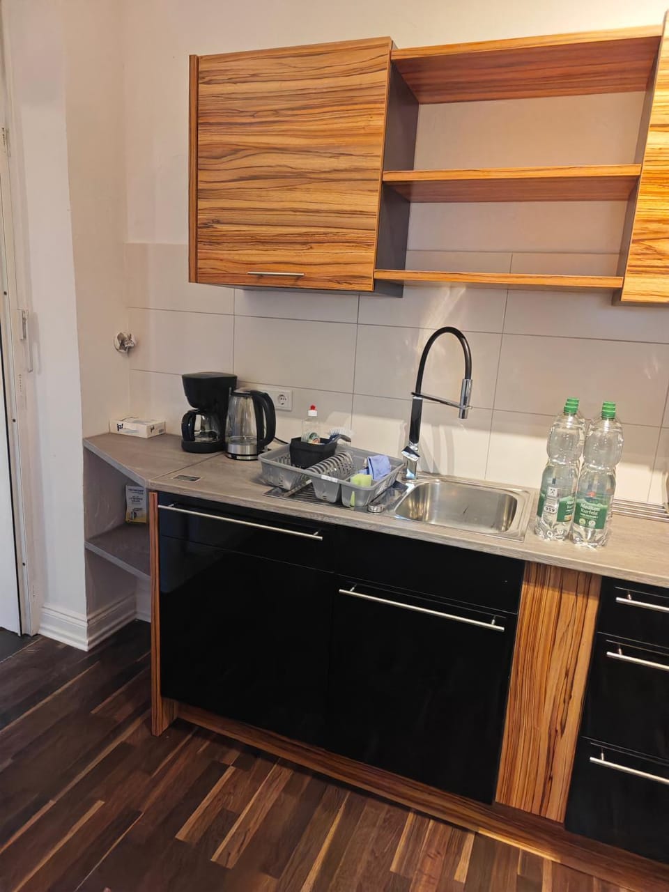 Coffee/tea facilities, Kitchen or kitchenette, stove