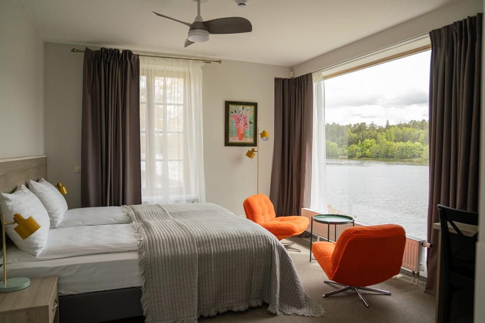 Photo of the whole room, River view