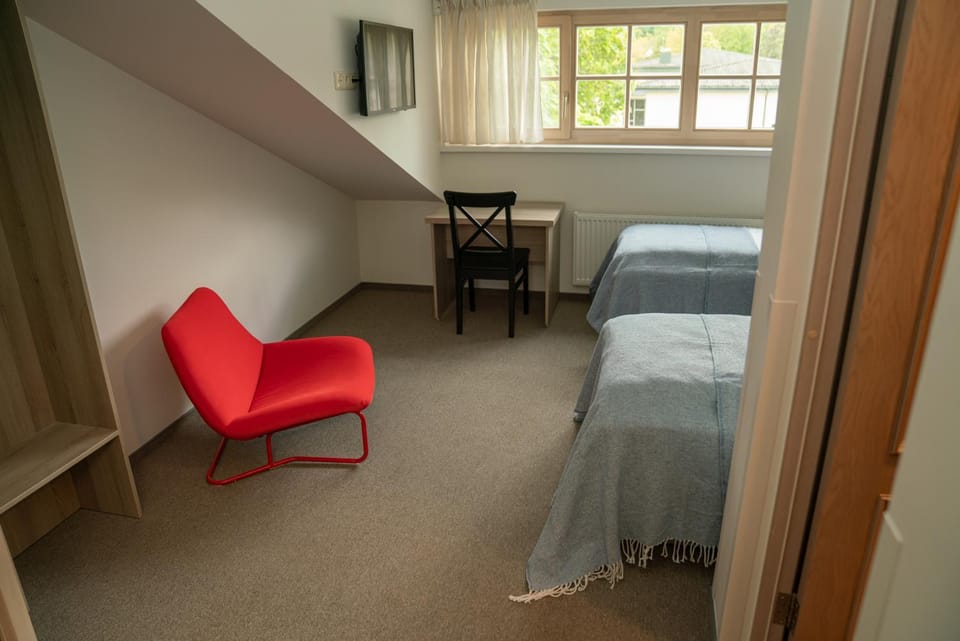 Bed, TV and multimedia, Photo of the whole room, Seating area, Bedroom