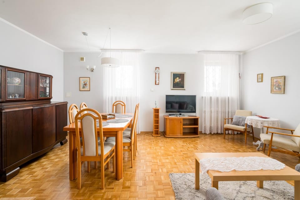 Communal lounge/ TV room, TV and multimedia, Living room, Seating area, Dining area, Evening entertainment