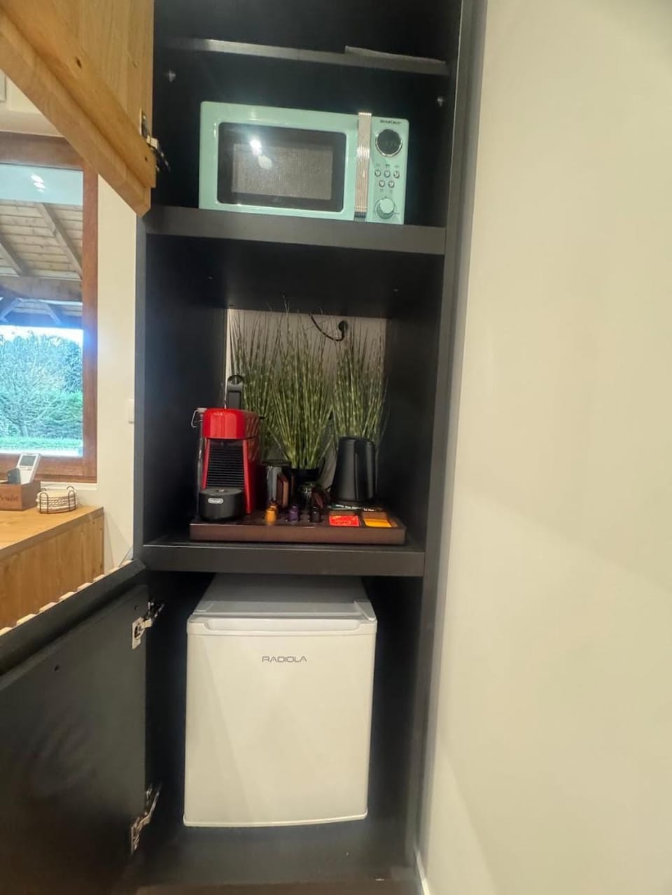 Kitchen or kitchenette, minibar