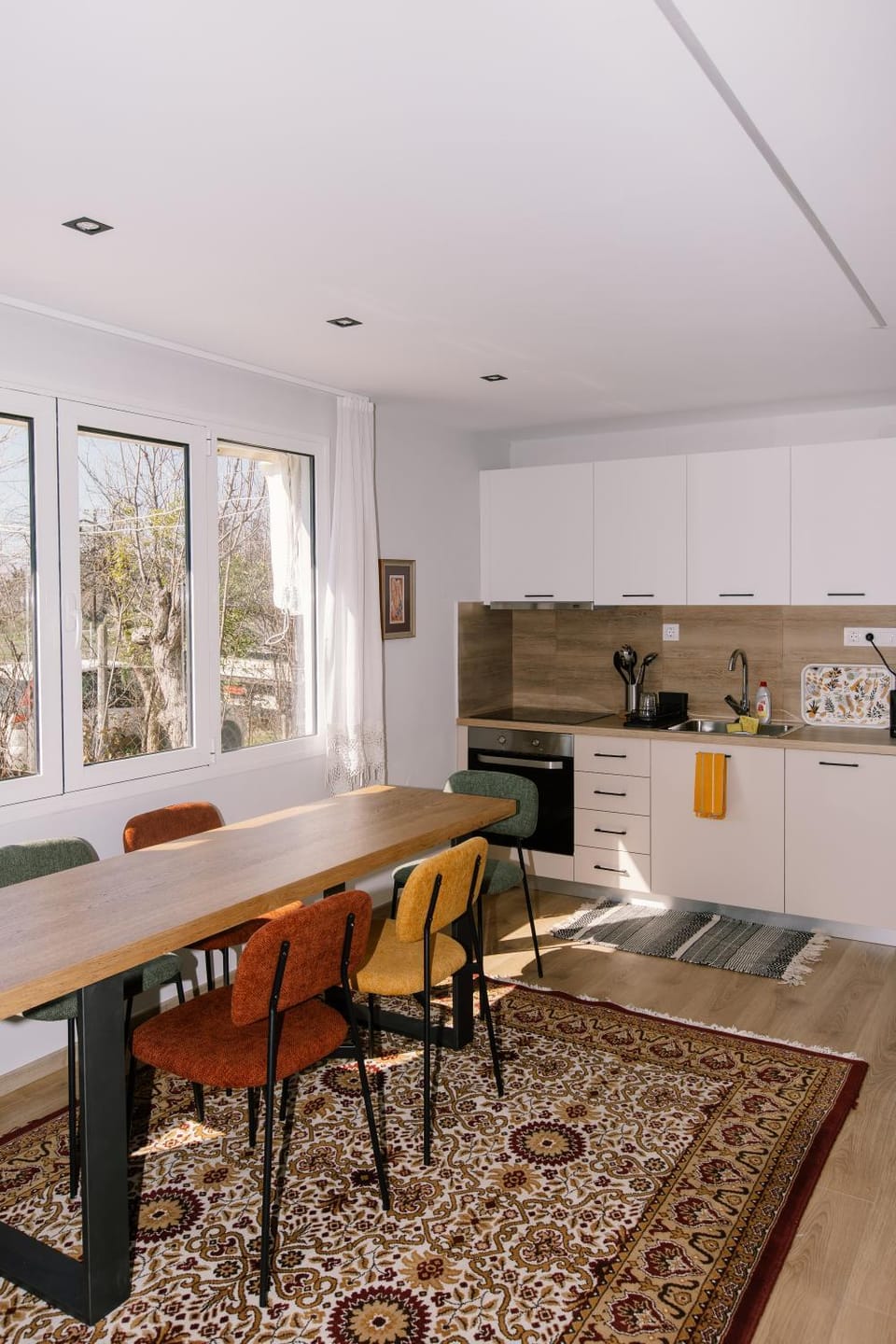 Kitchen or kitchenette, Dining area