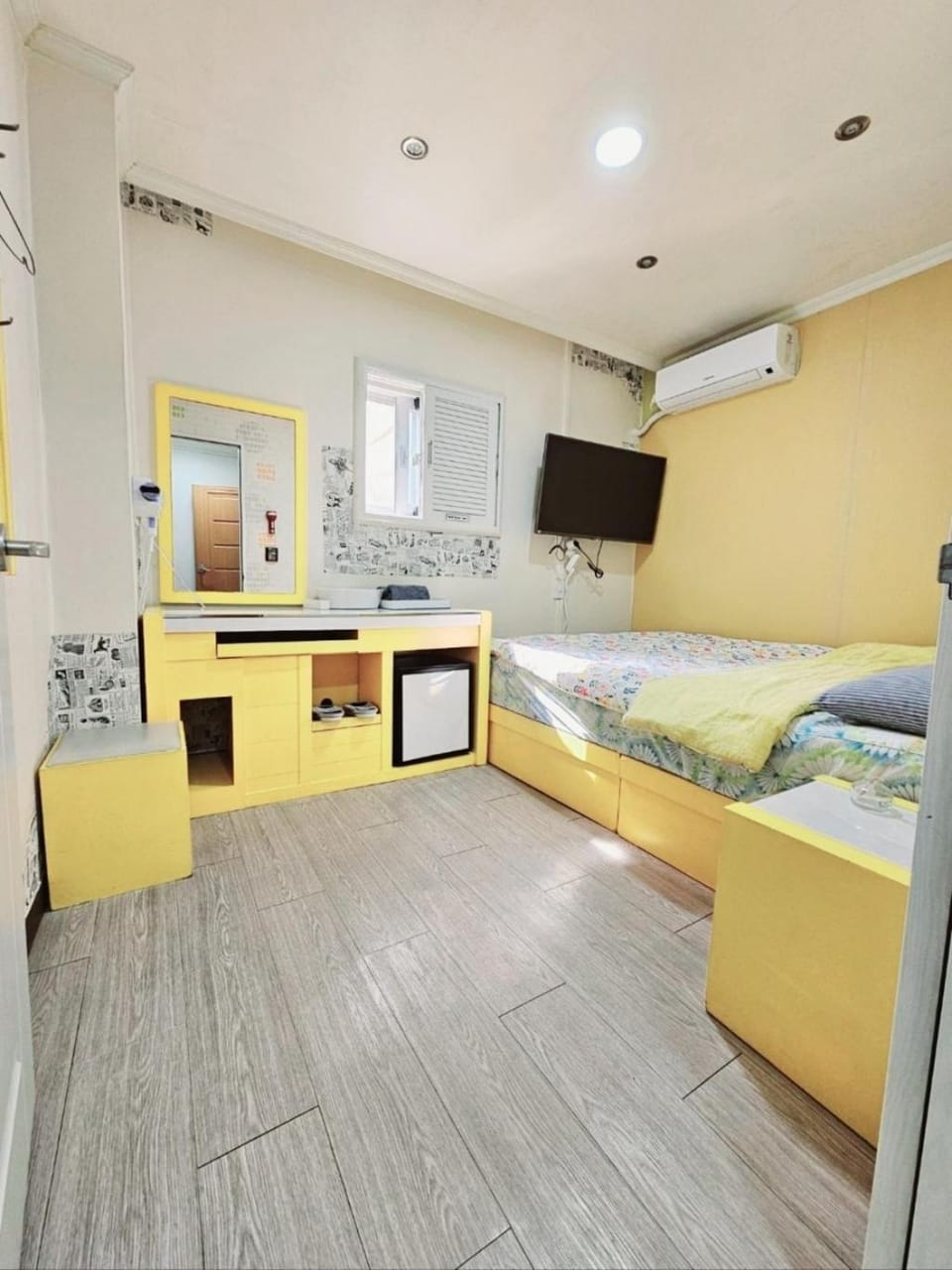Bed, TV and multimedia, Photo of the whole room, Bedroom, air conditioner