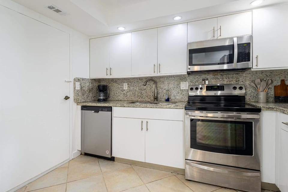 Coffee/tea facilities, Kitchen or kitchenette, oven, stove