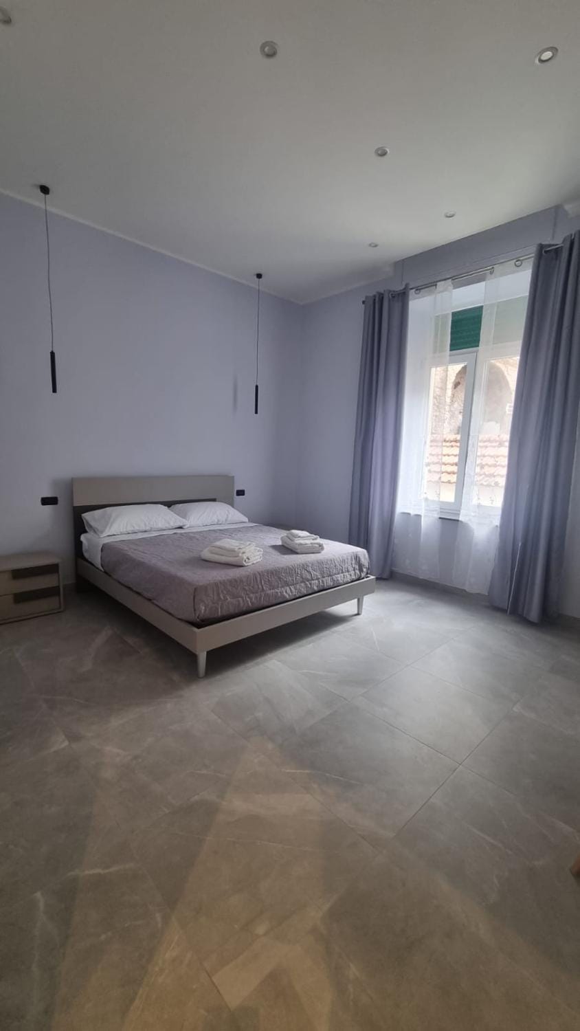 Restaurant/places to eat, Bed, Photo of the whole room, Decorative detail, Decorative detail, Seating area, Bedroom, Sea view, Street view, Quiet street view, heating, wardrobe, air conditioner