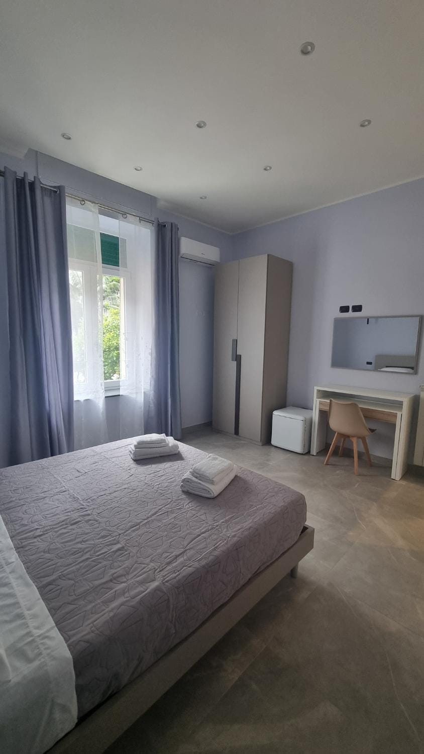 Bed, TV and multimedia, Photo of the whole room, Beach, Bedroom, Inner courtyard view, furniture, hair dresser, heating, internet, towels, wardrobe, air conditioner