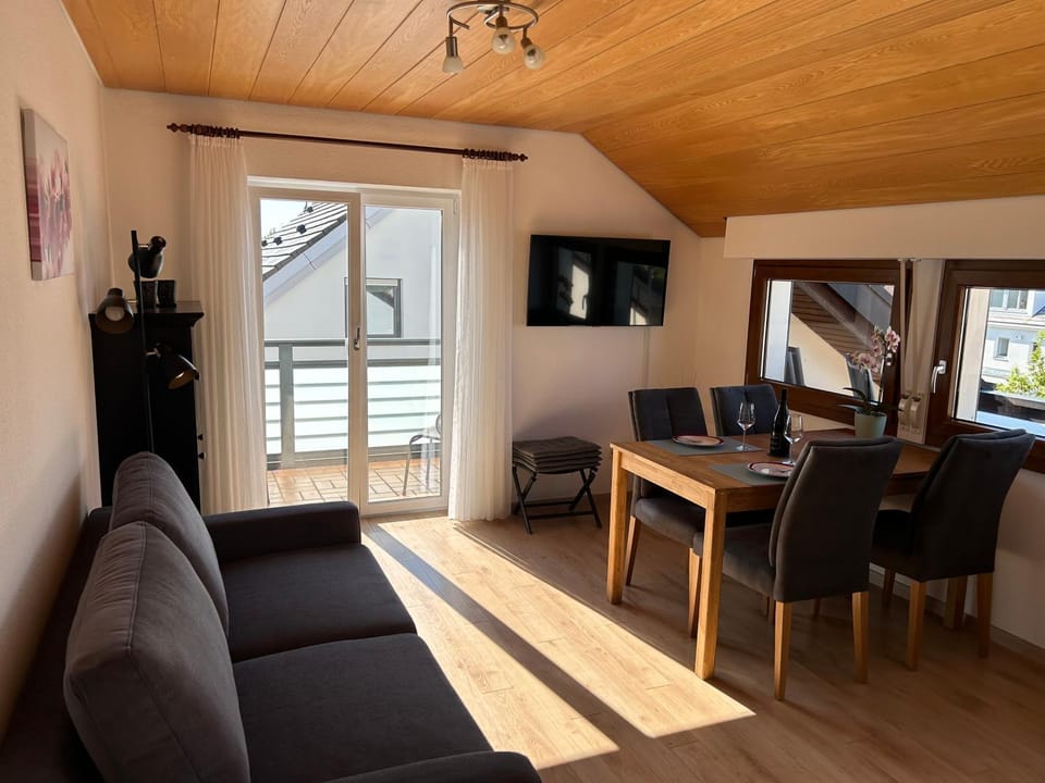 TV and multimedia, Living room, Seating area, Dining area