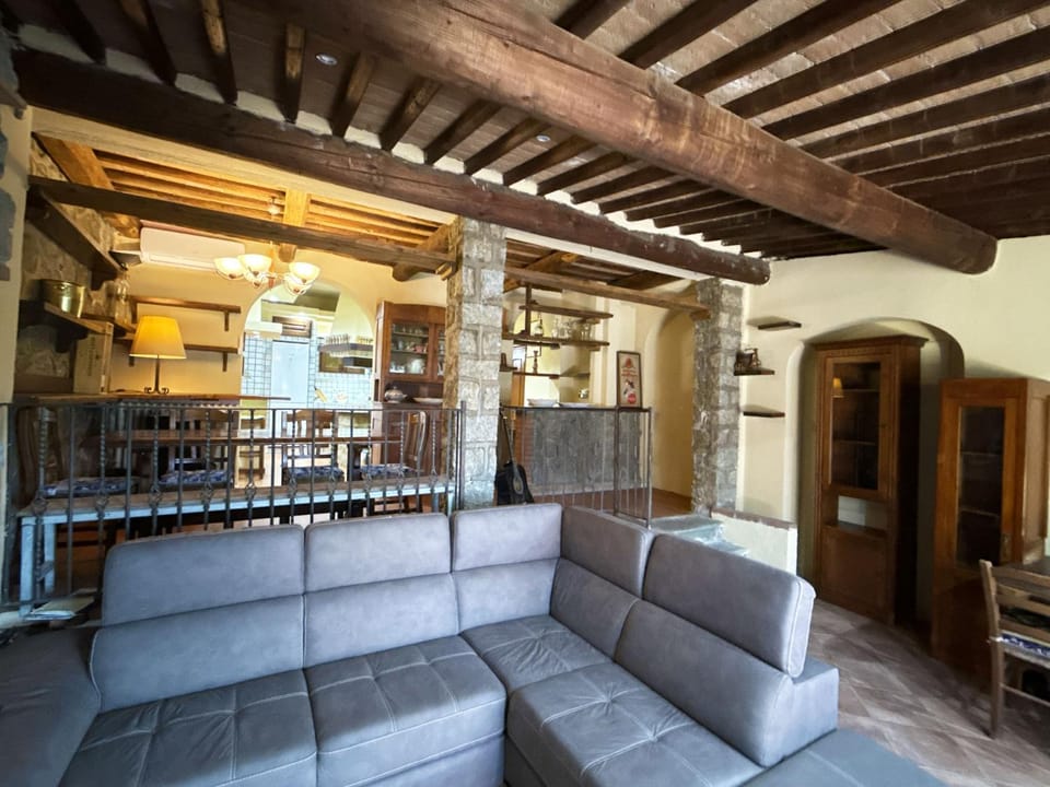 TV and multimedia, Living room, Seating area, internet, air conditioner