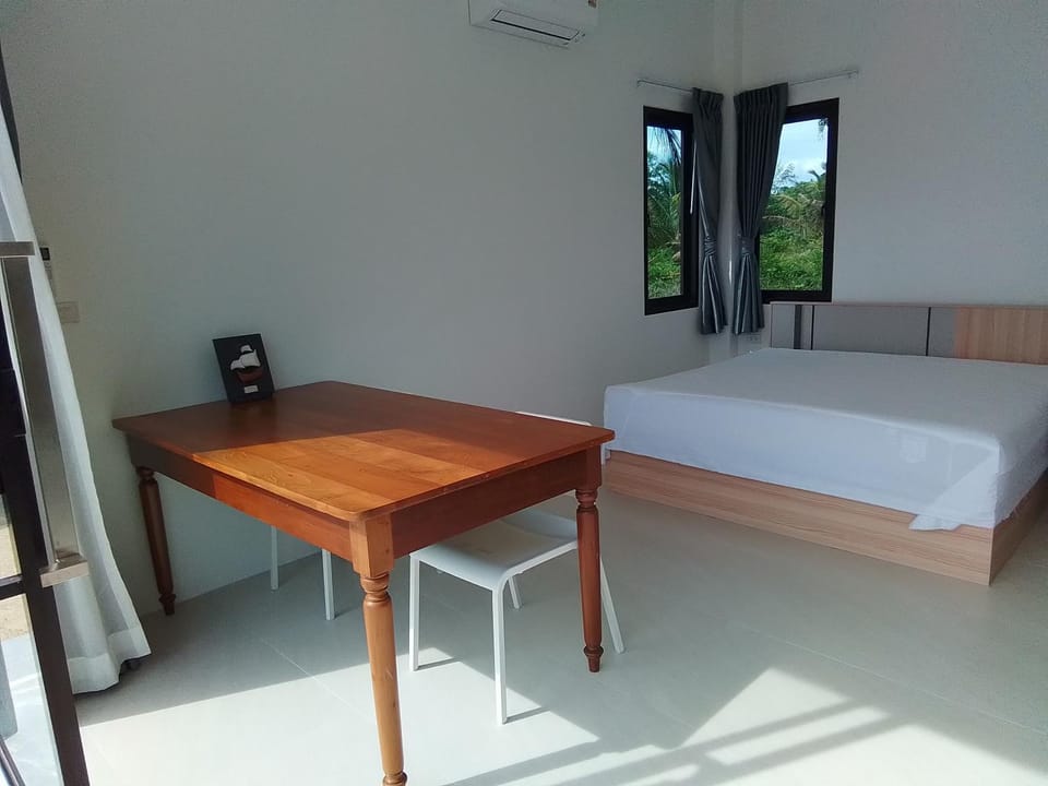 Communal lounge/ TV room, Photo of the whole room, Dining area