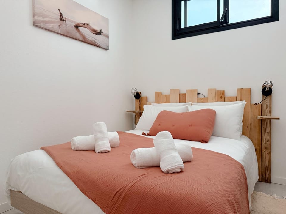 Photo of the whole room, Bedroom