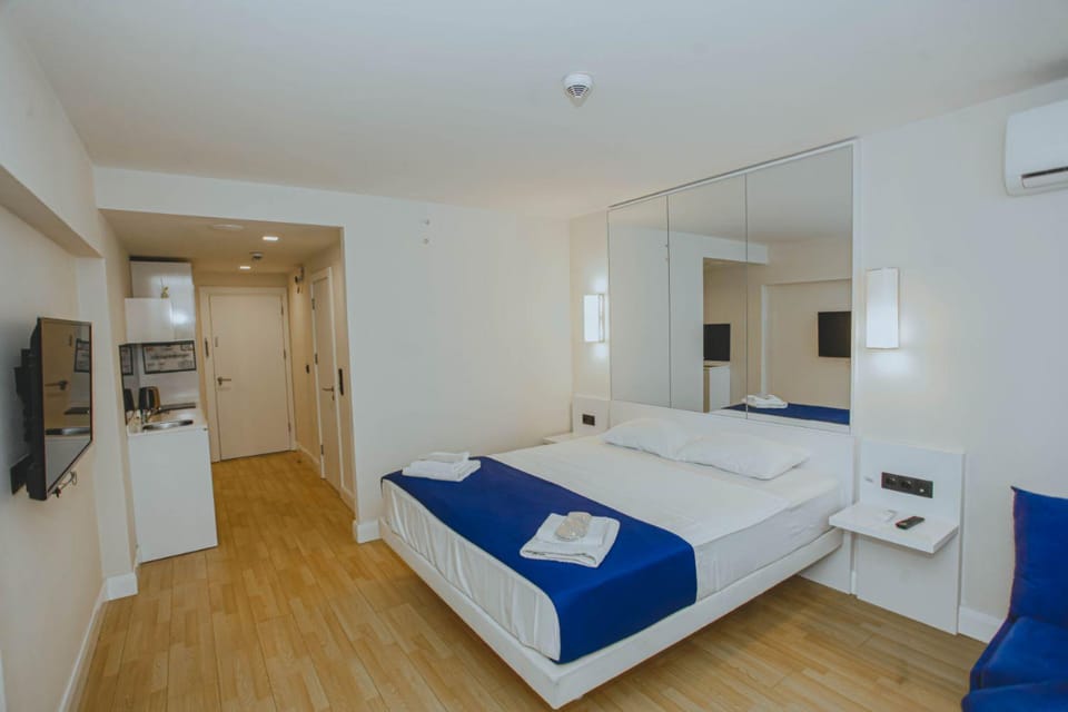 Communal lounge/ TV room, Bed, TV and multimedia, Photo of the whole room, Evening entertainment, Bedroom, towels, air conditioner