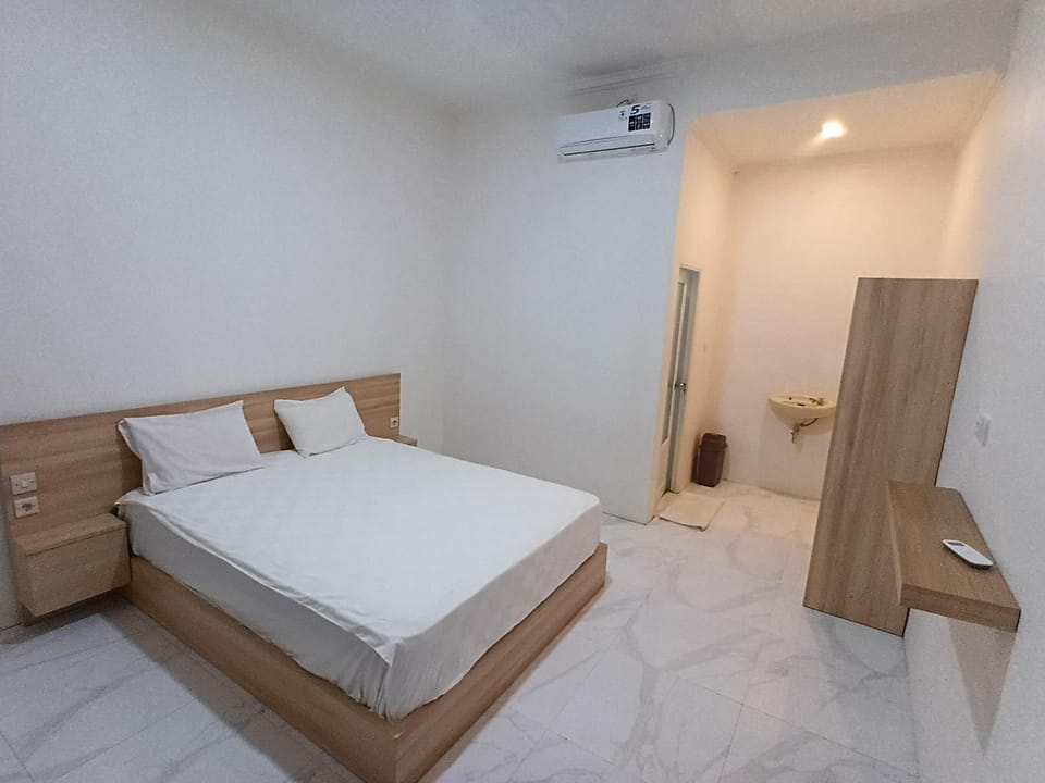 Photo of the whole room, Bedroom, air conditioner