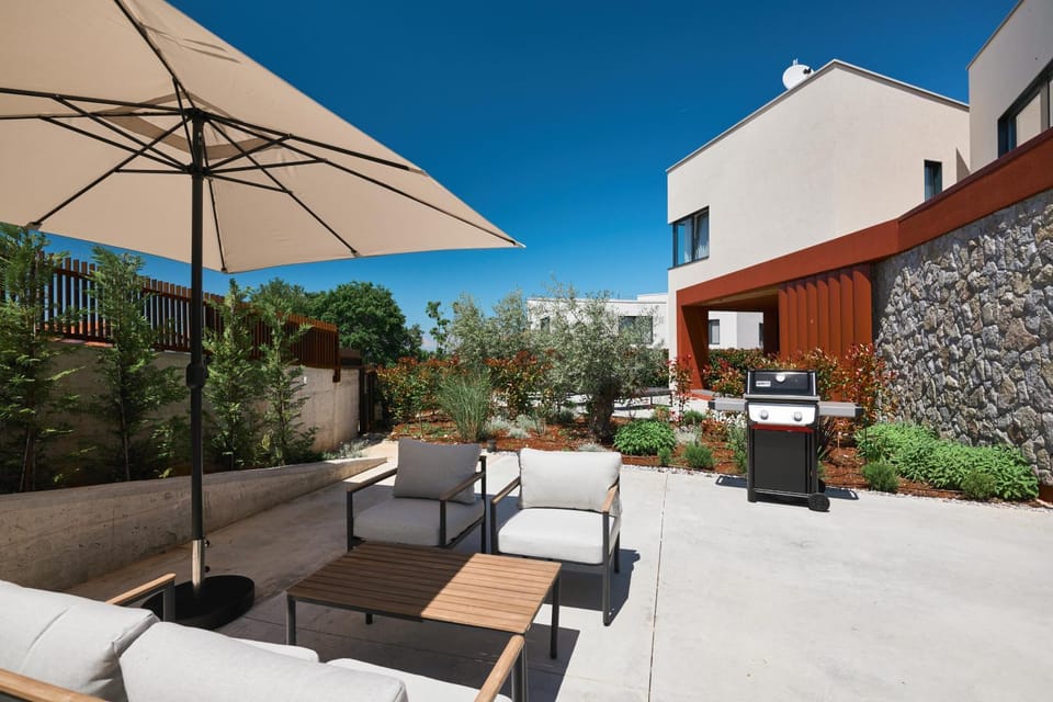 Property building, Patio, Day, Garden, View (from property/room), Balcony/Terrace, Garden view, sunbed