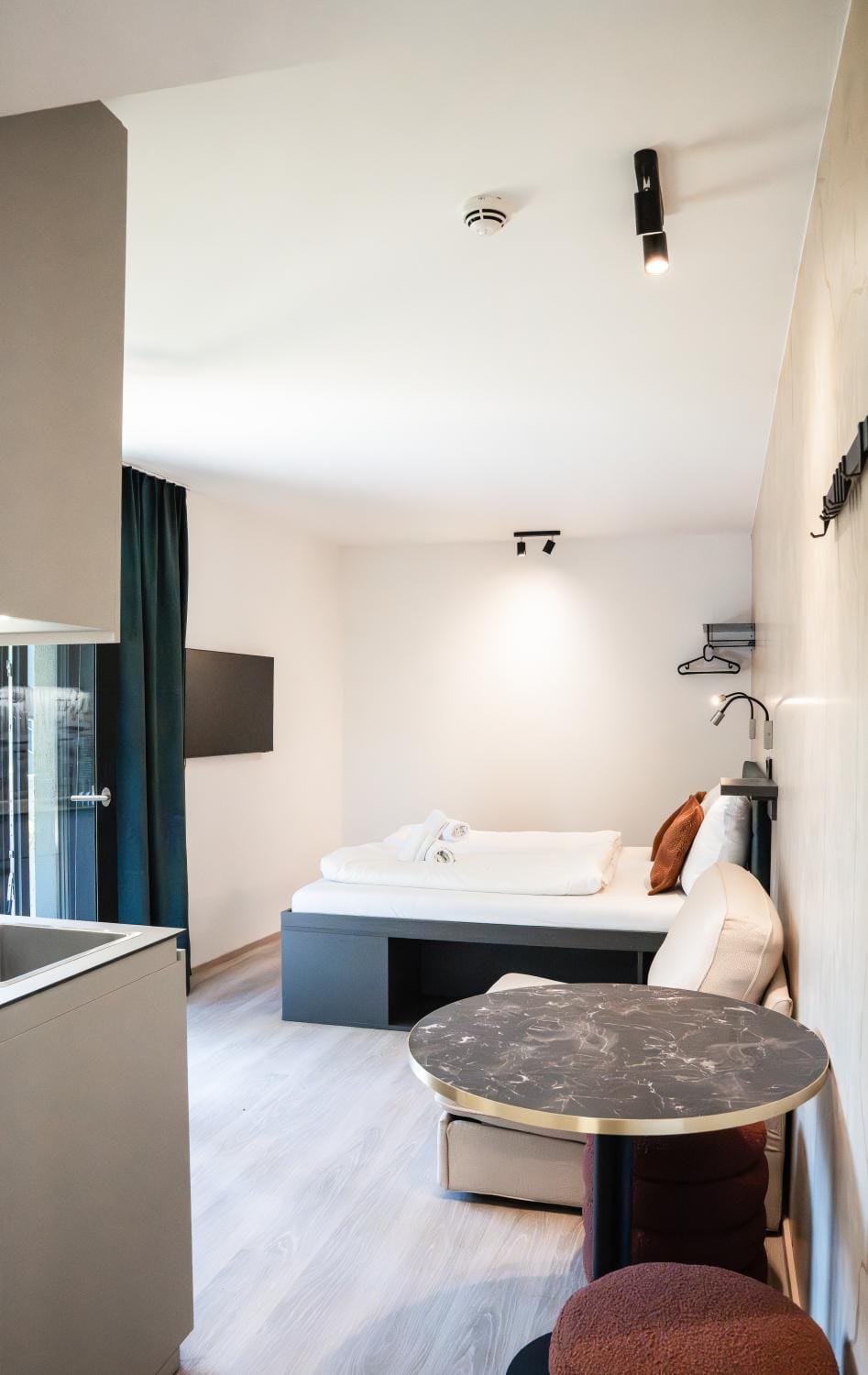 Bed, Living room, Photo of the whole room, Seating area, Dining area, Bedroom