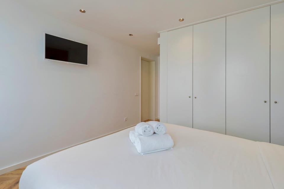 Bed, TV and multimedia, Photo of the whole room, Bedroom, towels, wardrobe