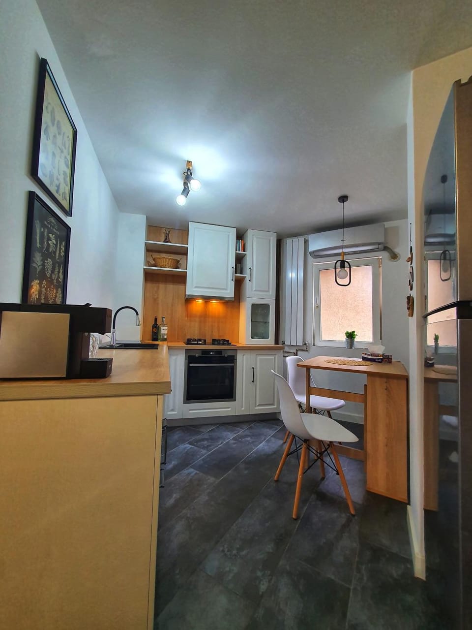 Coffee/tea facilities, Kitchen or kitchenette, Dining area, oven, stove