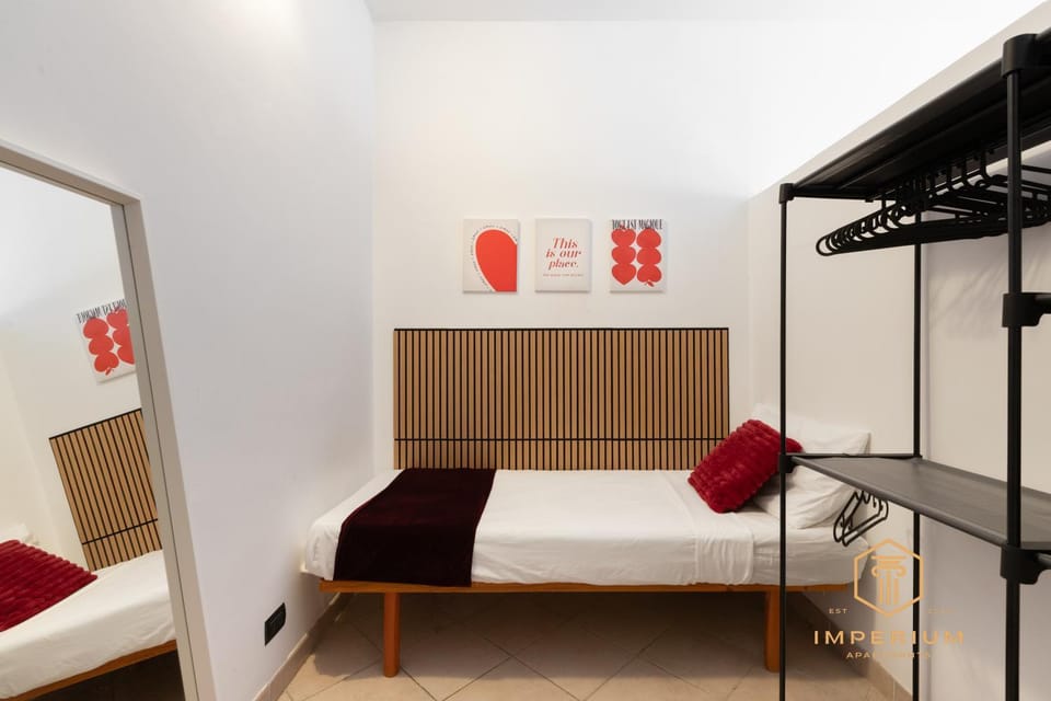 Bed, Bedroom, towels