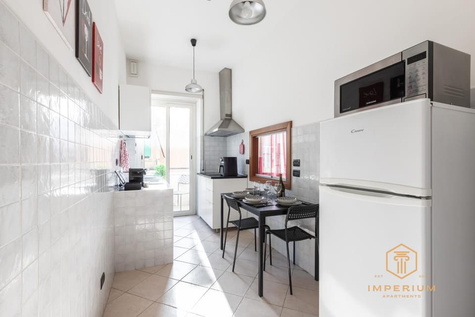 Kitchen or kitchenette, Dining area, oven, stove