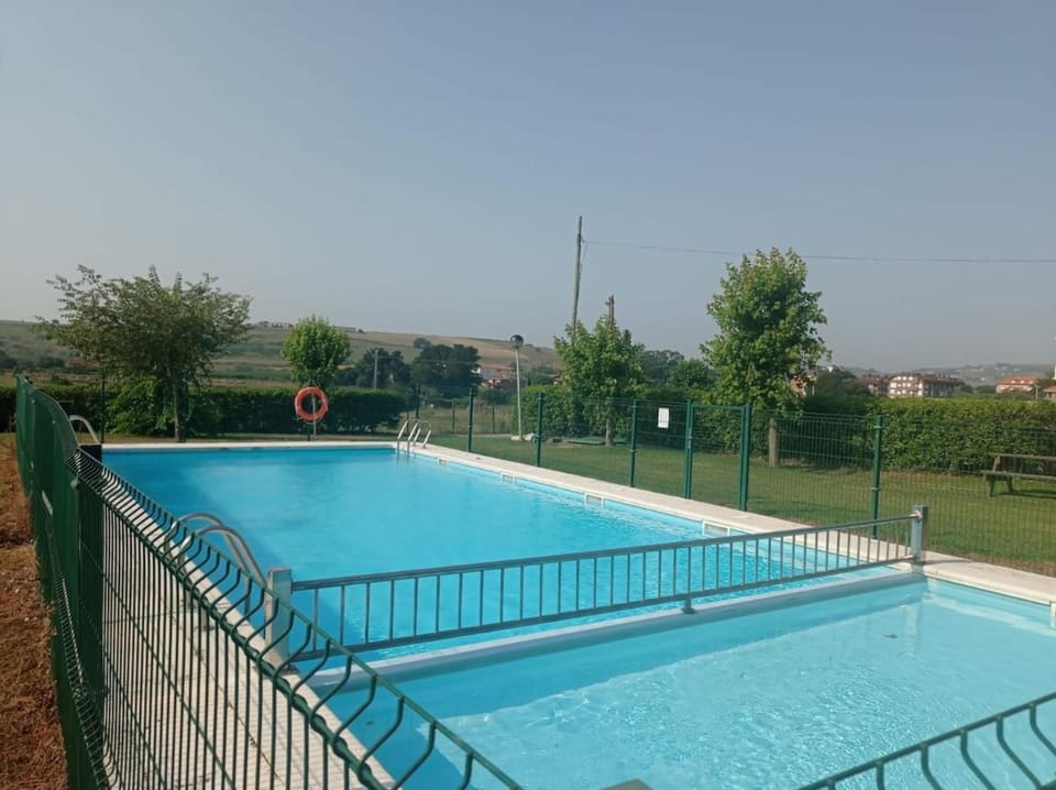 Bajo con jardín y piscina Apartment in Western coast of Cantabria