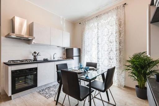 Kitchen or kitchenette, Dining area, stove