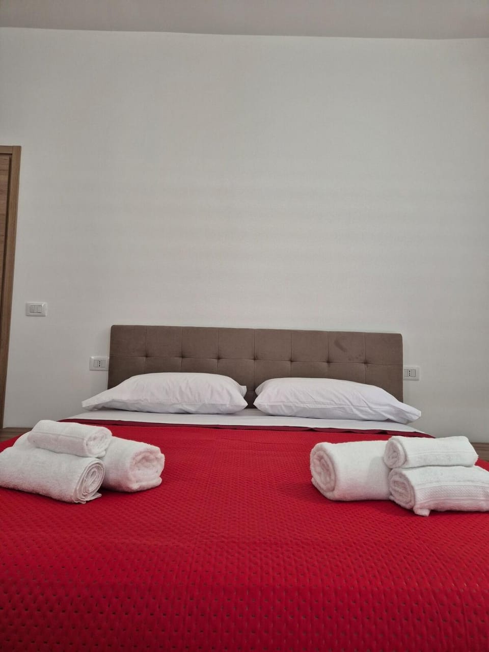Bed, Bedroom, towels