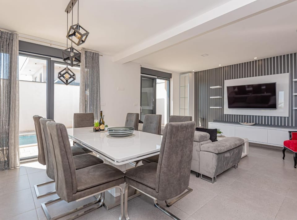Communal lounge/ TV room, TV and multimedia, Living room, Seating area, Dining area