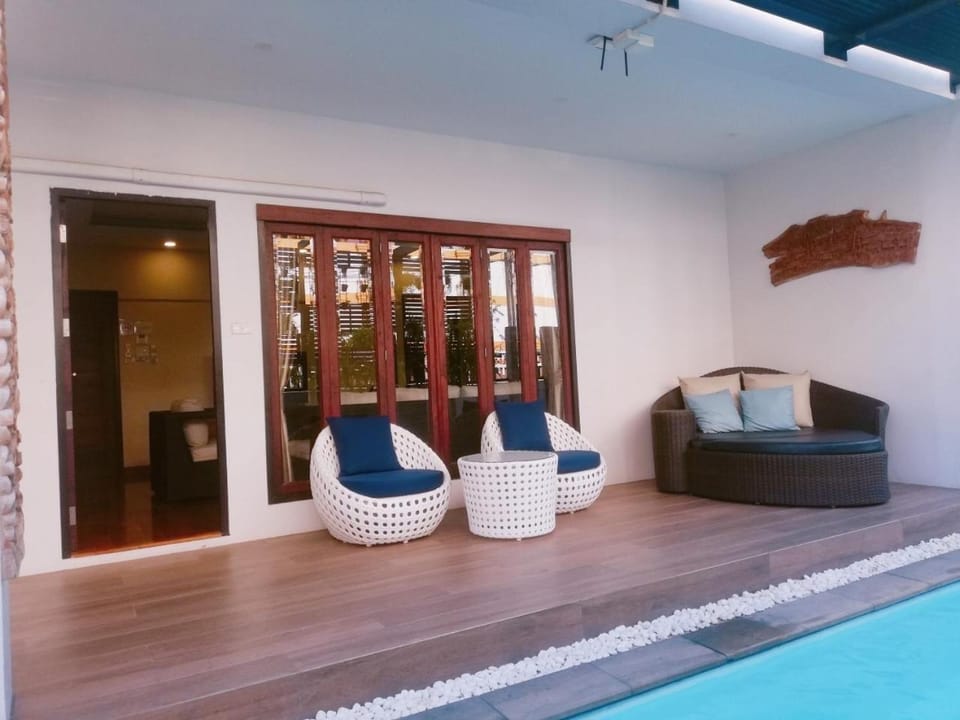 Seating area, Swimming pool