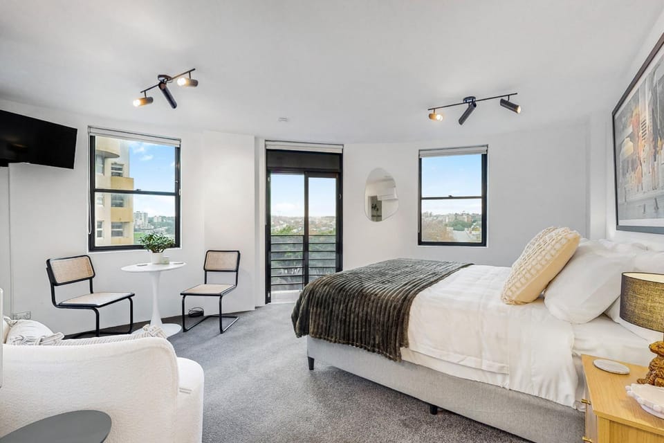 Bed, Living room, Dining area, Bedroom