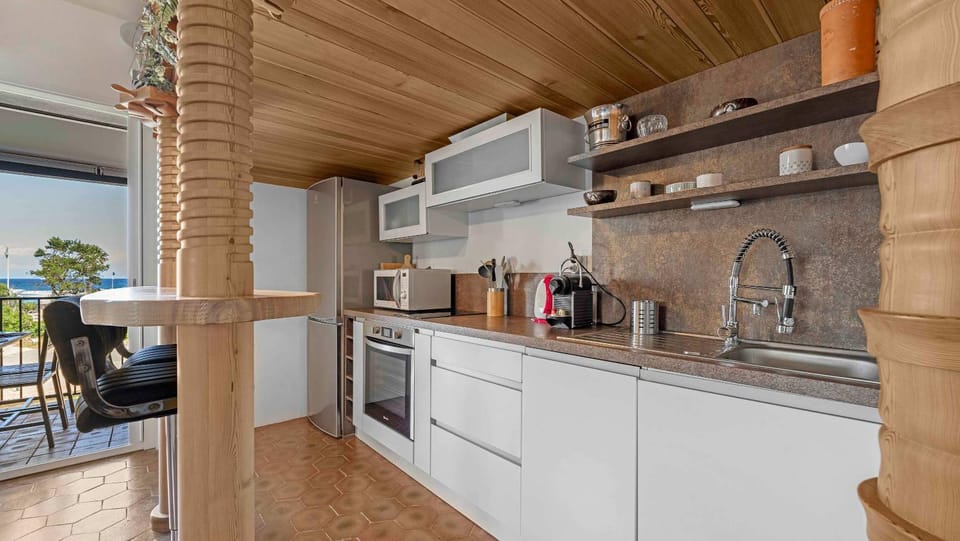 Coffee/tea facilities, oven, stove, toaster