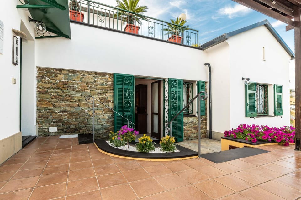 Property building, Patio, Day, Balcony/Terrace