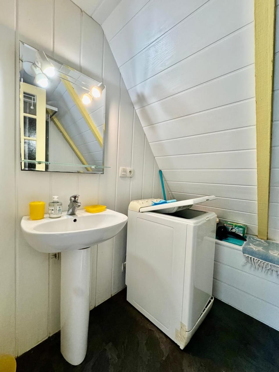 Bathroom, washing machine