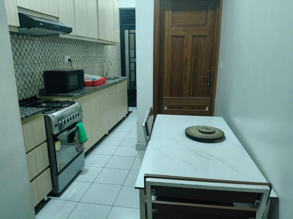 Kitchen or kitchenette, Dining area, oven