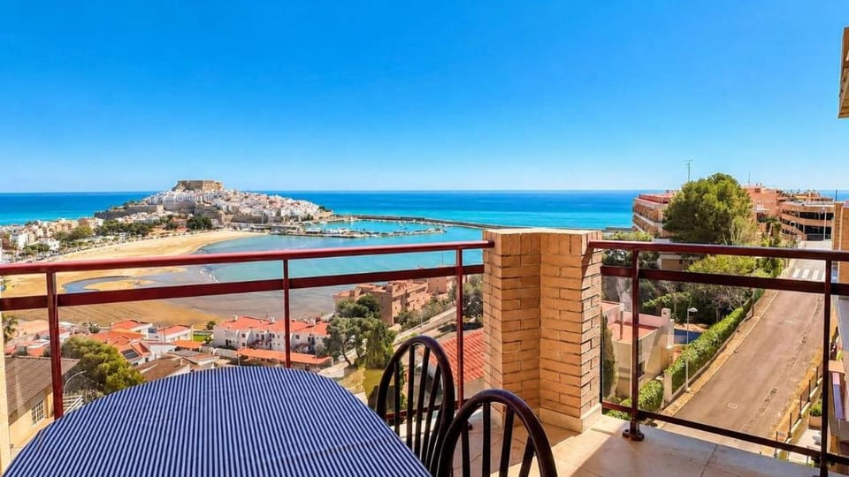 Nearby landmark, View (from property/room), Balcony/Terrace, Balcony/Terrace, Dining area, City view, Landmark view, Landmark view, Pool view, Sea view, Quiet street view