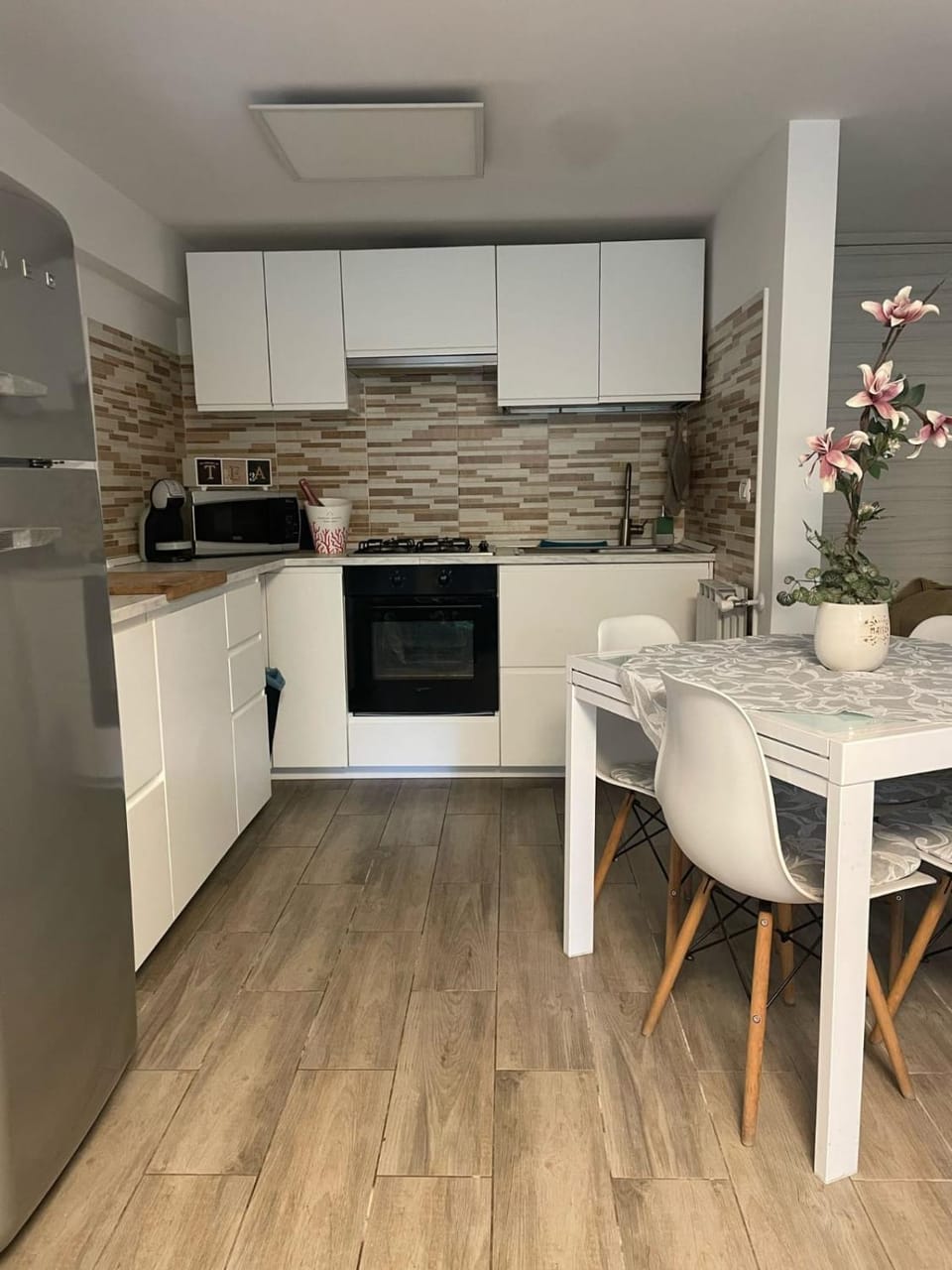 Kitchen or kitchenette, Dining area, dishwasher, stove