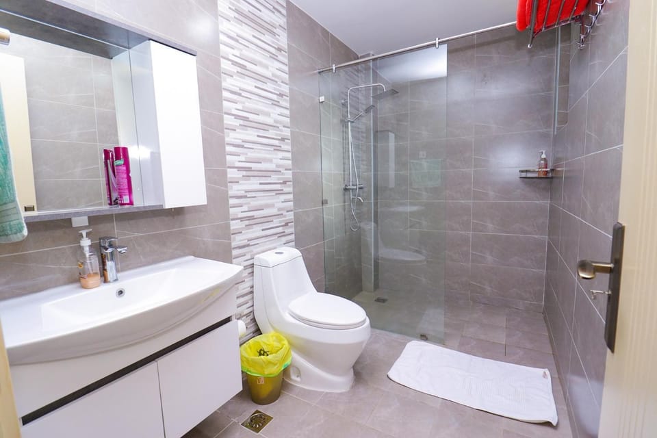 luxurious two bedroom apartment with well equipped gym,heated swimming pool, ample parking space and a relaxing rooftop with amazing city views Apartment in Nairobi