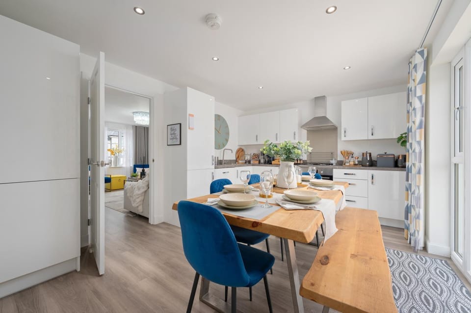 Kitchen or kitchenette, Dining area, dishwasher, oven, stove